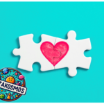 Kooperation und KitaKosmos: Zwei Puzzleteile verbinden sich und zeigen ein Herz.