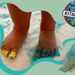 Kinder Malen mit den Füßen