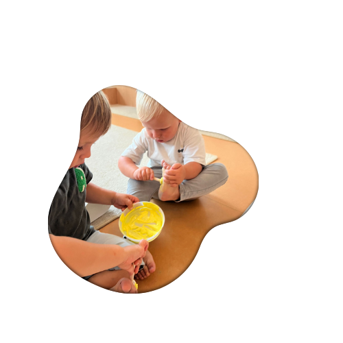 Kinder malen mit den Füßen