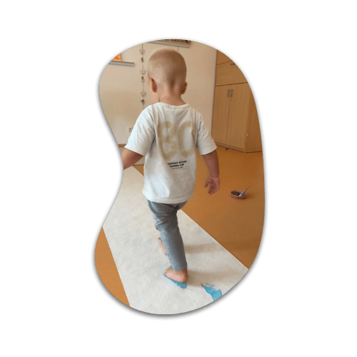 U3 Kinder erleben Malen mit den Füßen