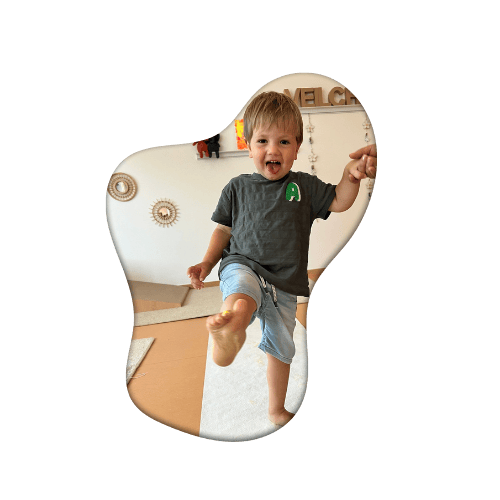 Kind schafft etwas mit dem Fuß